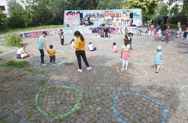 音楽に合わせてサークル内で踊る子どもたち