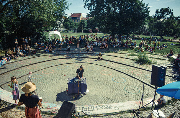 会場は多くの人でにぎわっていました