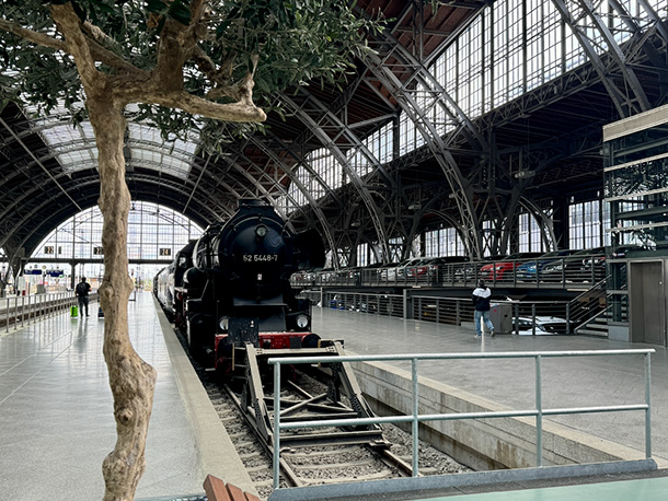 ホームの端に設置された鉄道展示コーナー