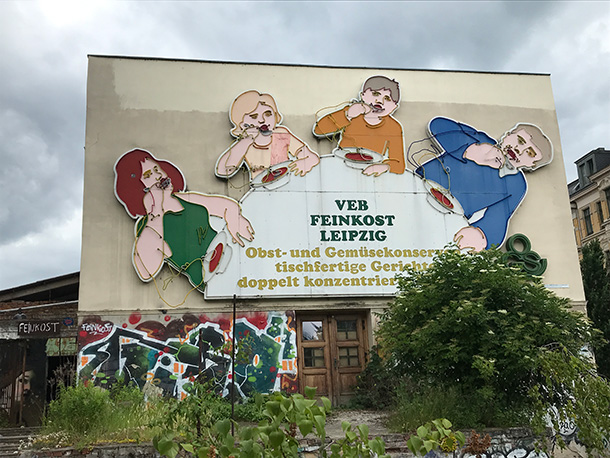 FEINKOSTに掲げられた、Löffelfamilieの看板