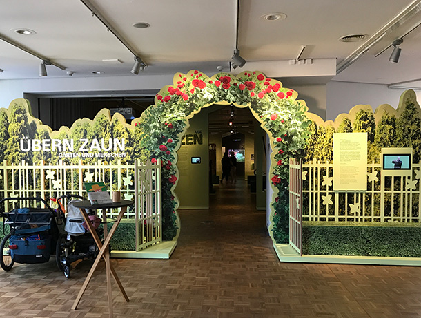 展覧会の入り口は、まさに庭への入り口！