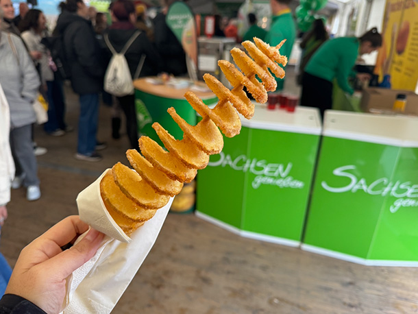 くるくるとスライスされたポテトが串に刺さった「トルネードポテト」