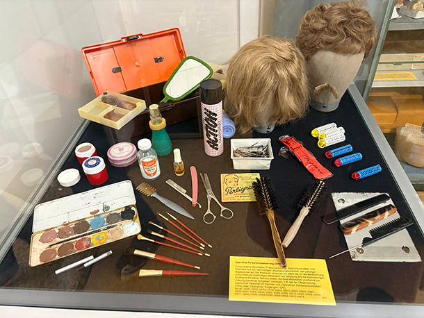 変装用のカツラ。これはさすがにバレるのでは……？