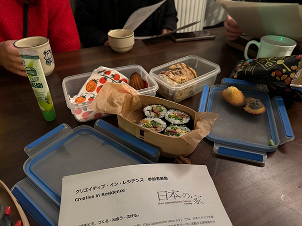  2026年初会合。毎度、何かしらおいしいものがテーブルに並びます