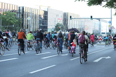 自動車のない道路を滑走する自転車の列