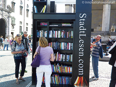  オデオン広場の書架から、自由に本が選べる