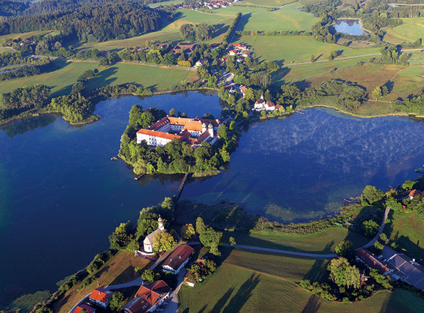 湖に囲まれた修道院をゆっくり眺めることができるのも、気球ならでは