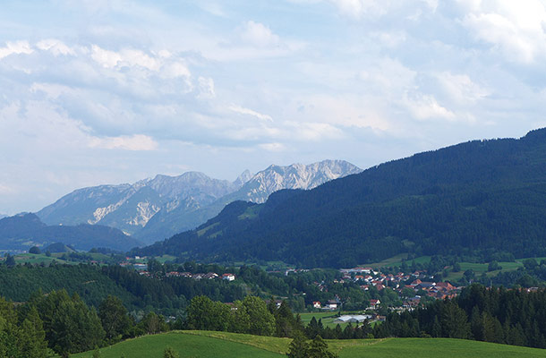 丘陵地帯から、オーストリア方面の山を眺める