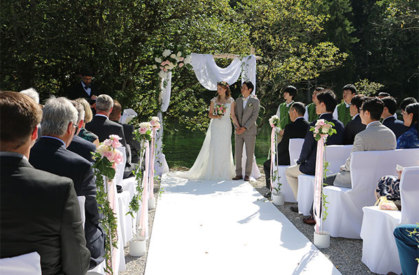 結婚式は和気あいあいと執り行われました