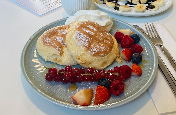 華やかでボリューミーなスフレパンケーキ