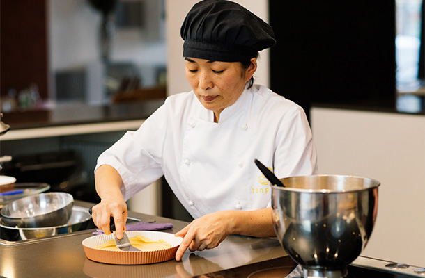 ワークショップでケーキの作り方を伝授する岡田さん 