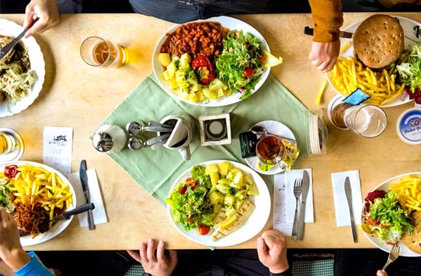 おいしい食事で有名なシュピッツィング湖の山小屋「Oberfirstalm」