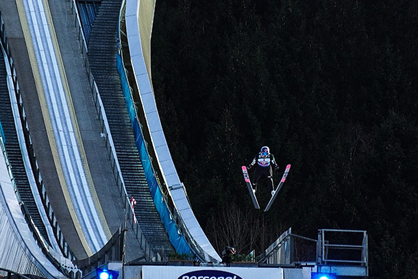 ジャンプ台から飛び立ち宙を舞うジャンパーの姿は圧巻