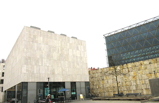 右側がシナゴーグ、左側がユダヤ博物館