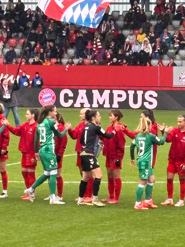バイエルンカラーで染まるホームスタジアムのFC Bayern Campus