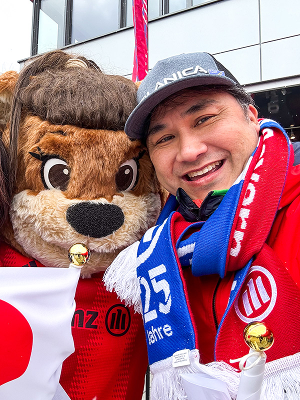 試合前にFC Bayern Frauenのマスコット「Mia」と記念撮影