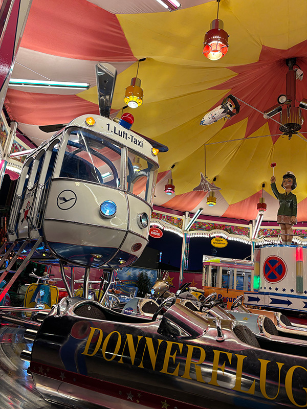 19世紀のオクトーバーフェストを再現した「OideWiesn」では昔ながらの遊具も