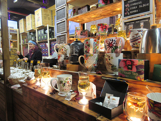 展示販売コーナーの一つ。お湯に入れると花がふわりと開くお茶