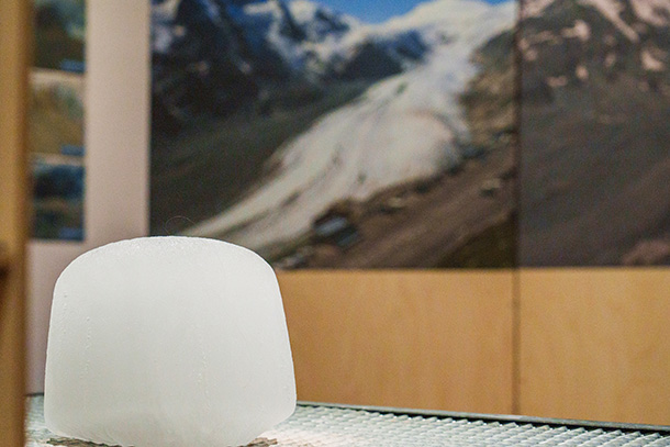 本物の氷河の氷に触れることができる貴重な展示も