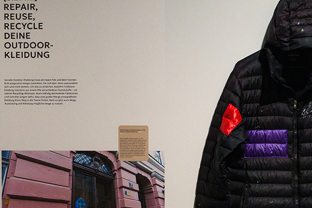 パッチワークでおしゃれに修繕されたアウトドアウェア