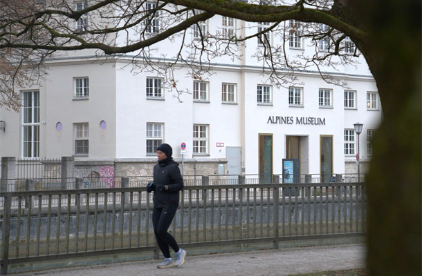 イザール川沿いのプラーター島に佇むアルペンミュージアム