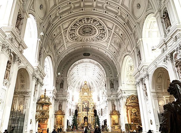 聖ミヒャエル教会の内部。祭壇画にも天使ミカエルが描かれています