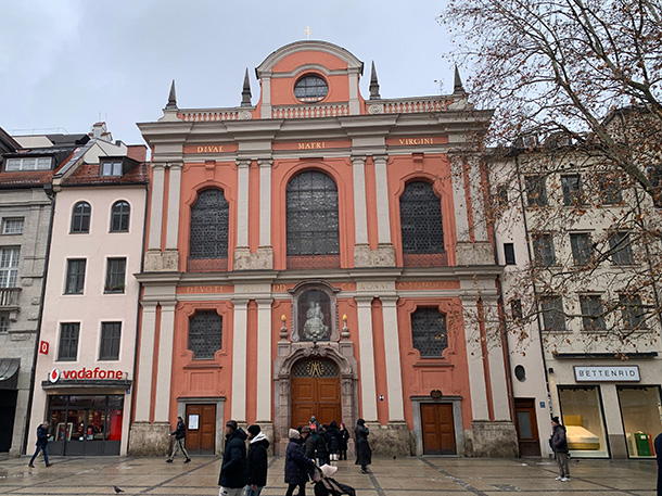 ビュルガーザール教会の外観。周囲の建物の外壁に溶け込んでいます