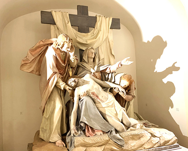 ビュルガーザール教会内にある、キリストの遺体を十字架から取り下ろす場面を表した像