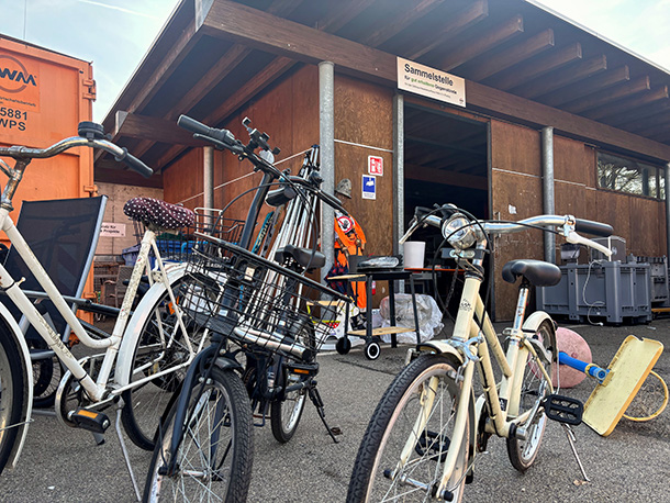 リサイクル品の回収コーナーに運ばれた品物の数々