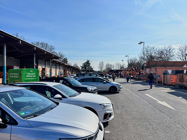 週末の資源回収センターは廃品を持ち込む人々でいっぱい