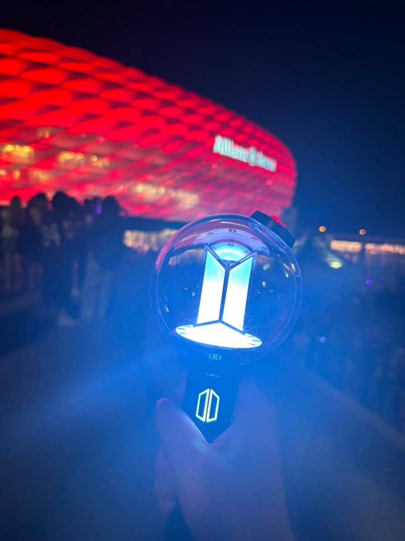 会場のアリアンツ・アレーナとBTS公式ライトスティック