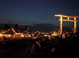 鳥居の下での夕涼み