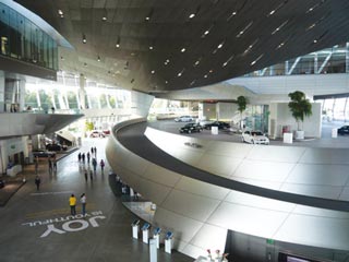 巨大なBMW Welt