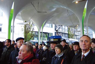 Münchner
Freiheitの停留所にて