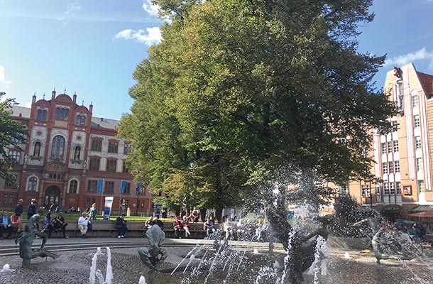 ロストック大学本校舎と噴水「生命の喜び」