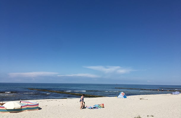 白い砂浜と青空が美しい夏