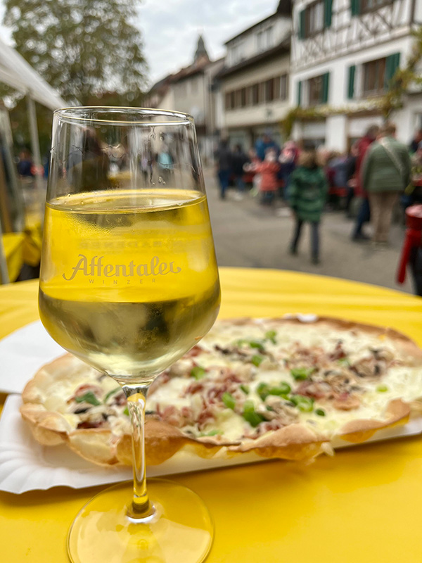なみなみと注がれたワインとフラムクーヘン