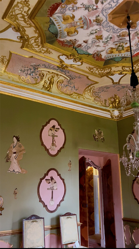 小石を敷き詰めた外壁