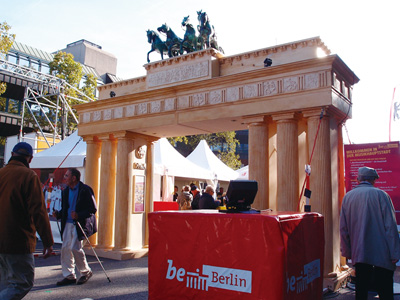 ベルリンのパビリオンの入り口には、ブランデンブルク門