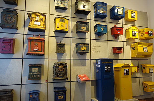 壁一面に展示された過去から現在までの郵便ポスト