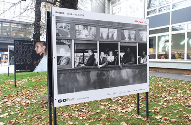 C/Oベルリンの前に飾られた展覧会のポスター