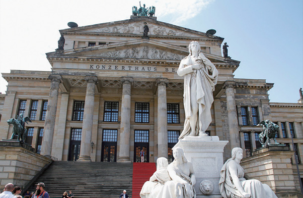 コンツェルトハウス前に立つシラー像とその周りを彩る寓意像