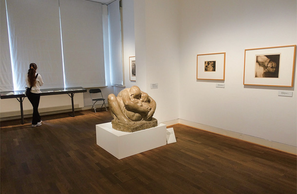 ケーテ・コルヴィッツ美術館の展示から。中央は「母と二人の子」