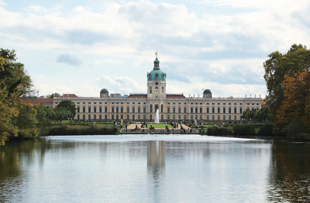 シャルロッテンブルク宮殿の本館と庭園