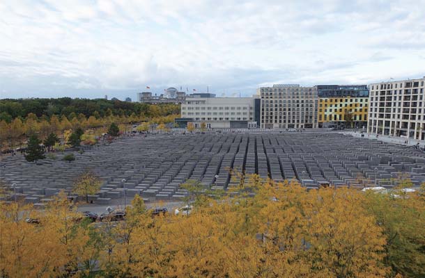 ミニスターガルテン（右）とヘッセン州代表部の建物