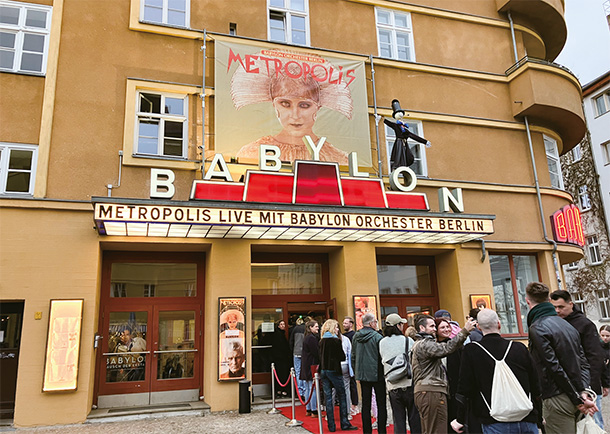 上映前に賑わう映画館「バビロン・ベルリン」