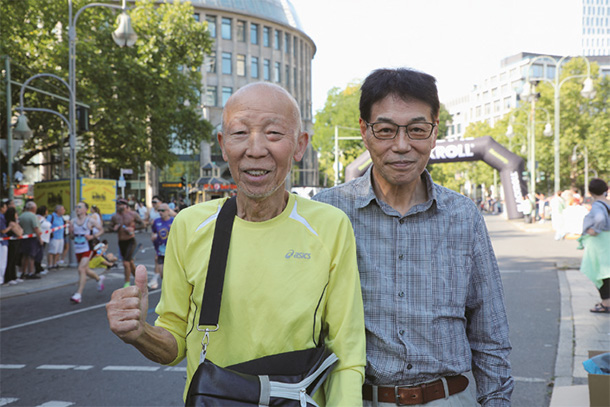 共にジュビリーメンバーの水戸孝彦さん（左）と酒田文司さん
