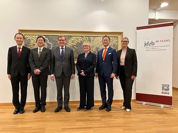 ヴァーデフール外務大臣（左から3人目）を囲む日独の関係者