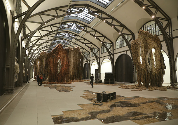 クララ・ホスネドロヴァの個展が開催中のハンブルガー・バーンホフ現代美術館