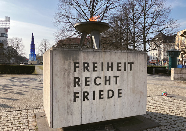 テオドア・ホイス広場の「永遠の炎」。左奥に「青のオベリスク」が見える